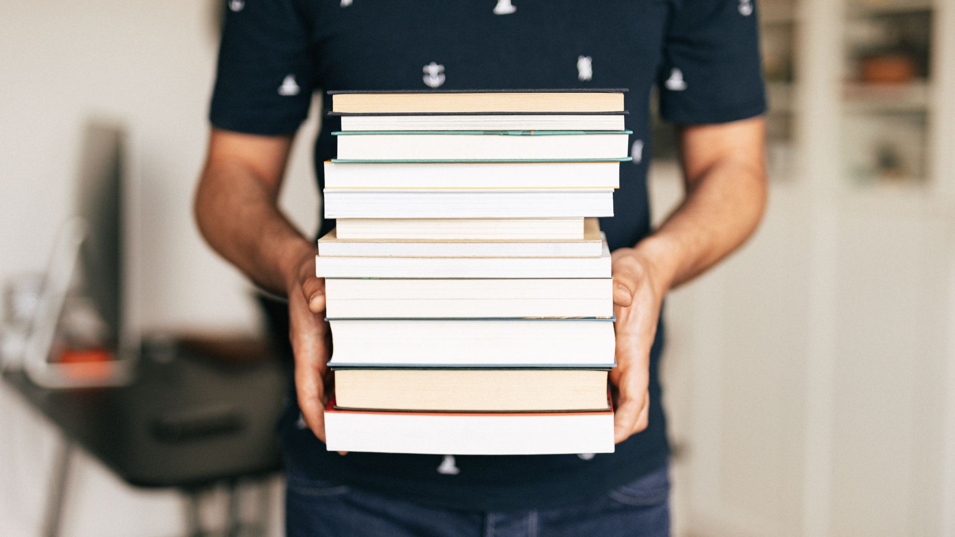 Scuola, il CNDDU denuncia: il caro libri mina il diritto all’istruzione