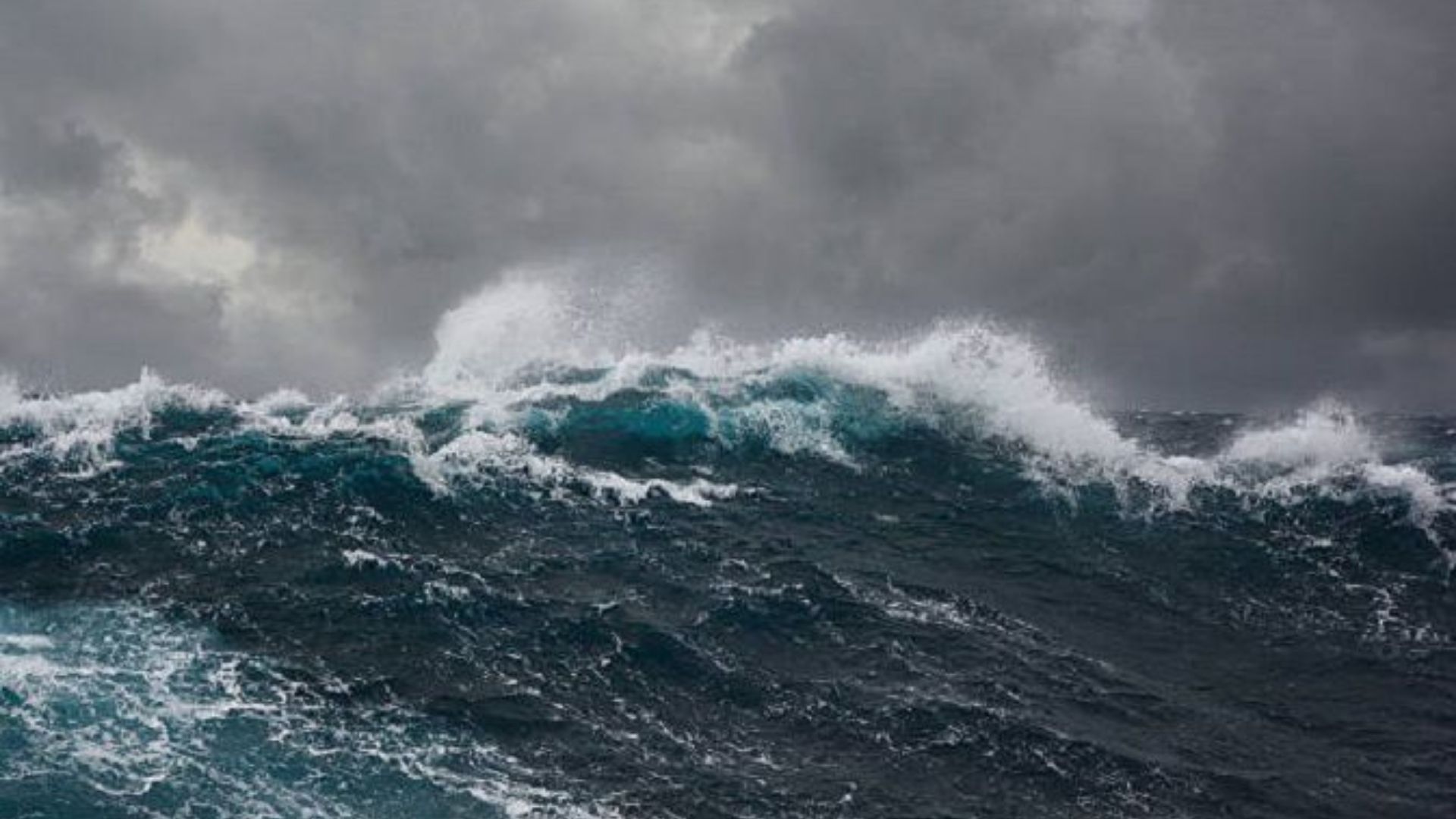 Scario, bagnanti in difficoltà per il maltempo: salvati in mare dalle forze dell’ordine