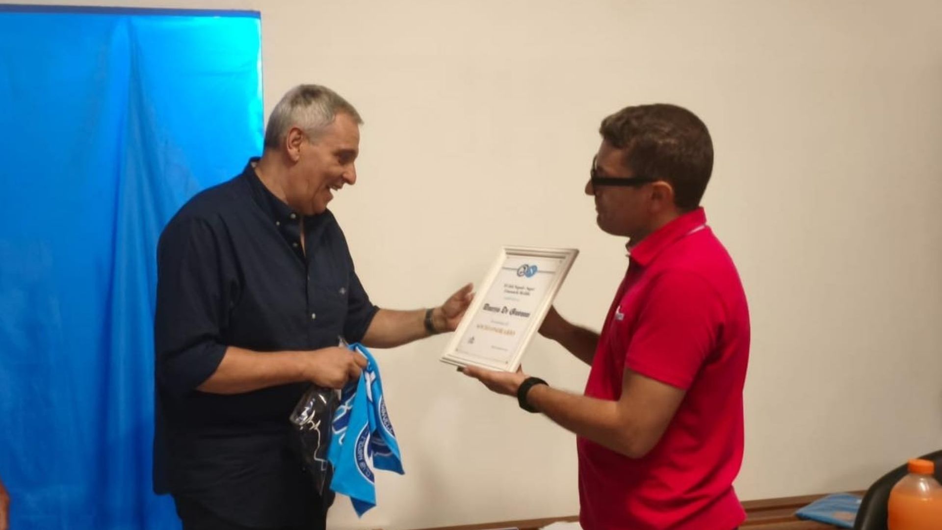 Un omaggio alla cultura: Maurizio De Giovanni socio onorario del club Napoli Sapri