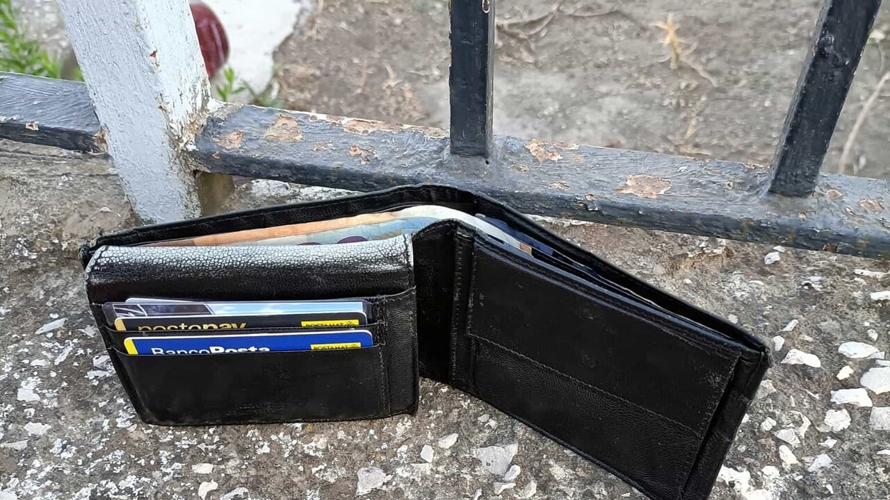 Ascea, polizia locale restituisce portafoglio con denaro a turista