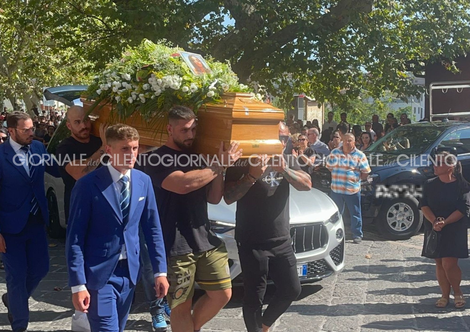 Montecorvino si ferma per l’ultimo saluto a Tina: dolore e rabbia ai funerali