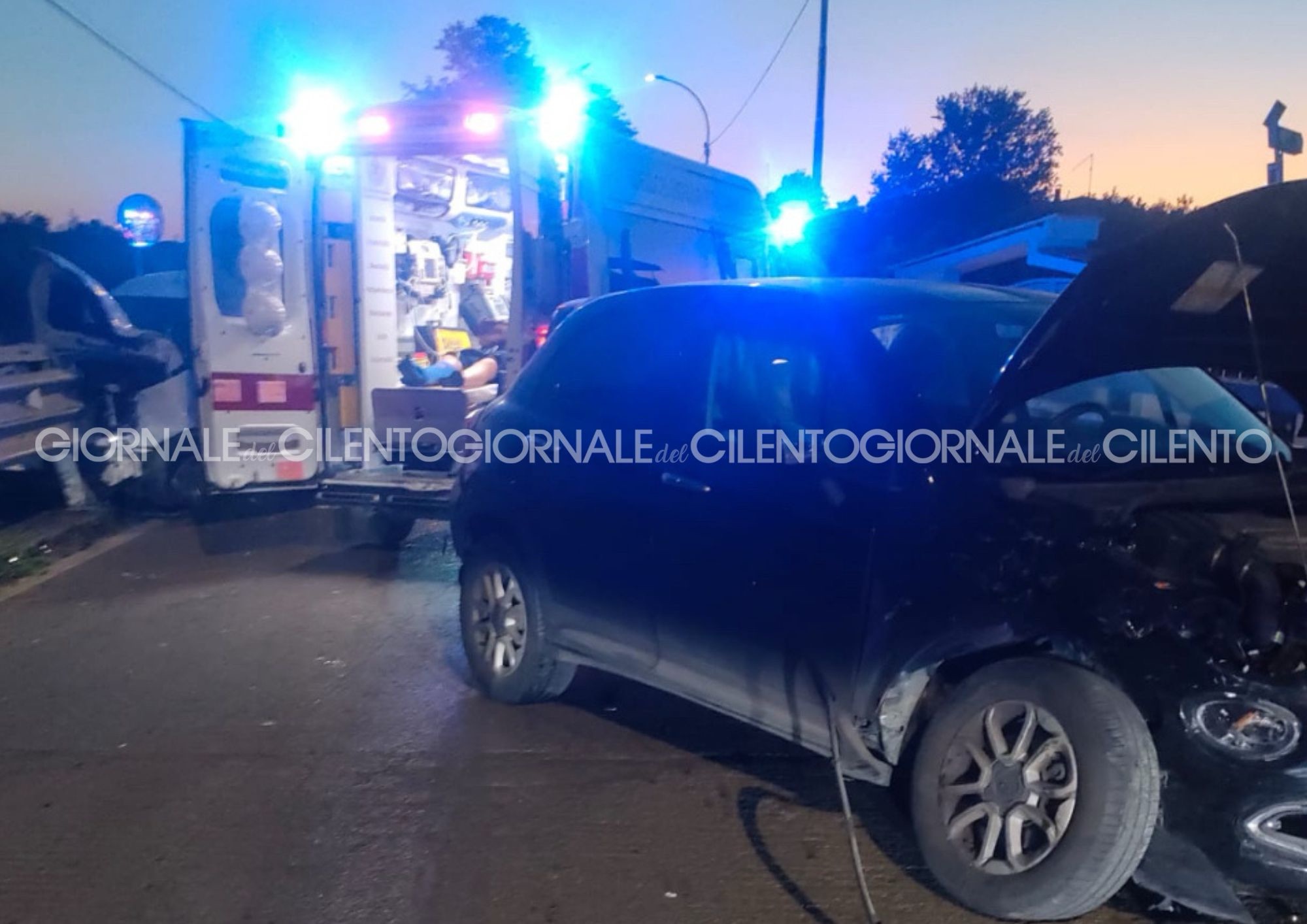 Capaccio Paestum, scontro tra furgone e auto in via Laura: tre feriti