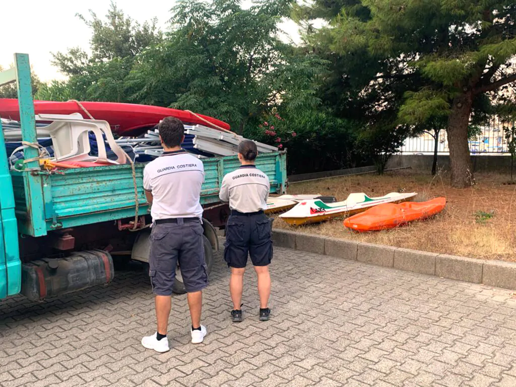 Ascea, lidi abusivi: sequestrati 40 ombrelloni e 80 lettini