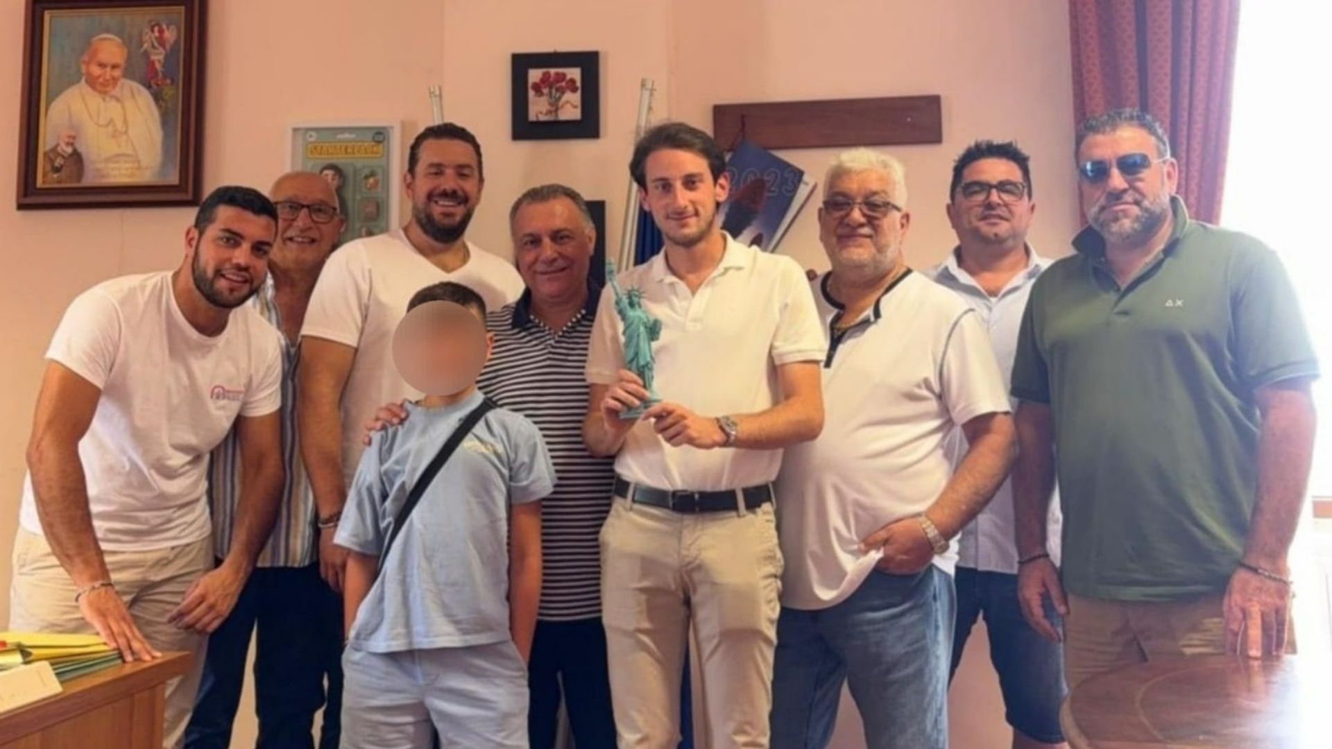 Simbolo di accoglienza e speranza: Sant’Angelo a Fasanella riceve la sua Statua della libertà