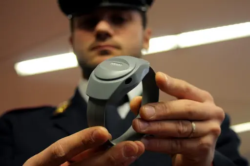 Garante Campania al prefetto: mancano i braccialetti elettronici