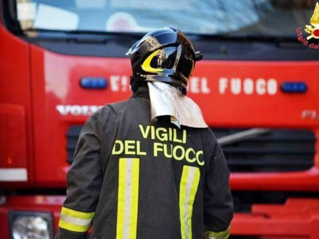 Incendio nella notte a Pontecagnano: ferito un vigile del fuoco, intossicati alcuni residenti