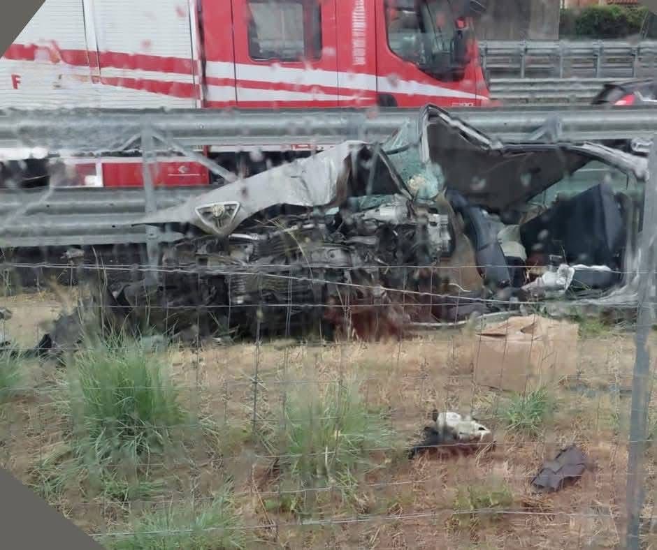 Incidente sull’A2, auto distrutta. Ferita una coppia, grave il marito