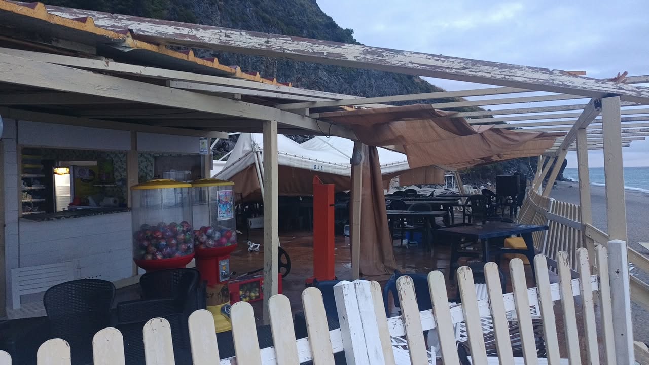 Tromba d’aria devasta la spiaggia del Troncone, danni ingenti ai lidi