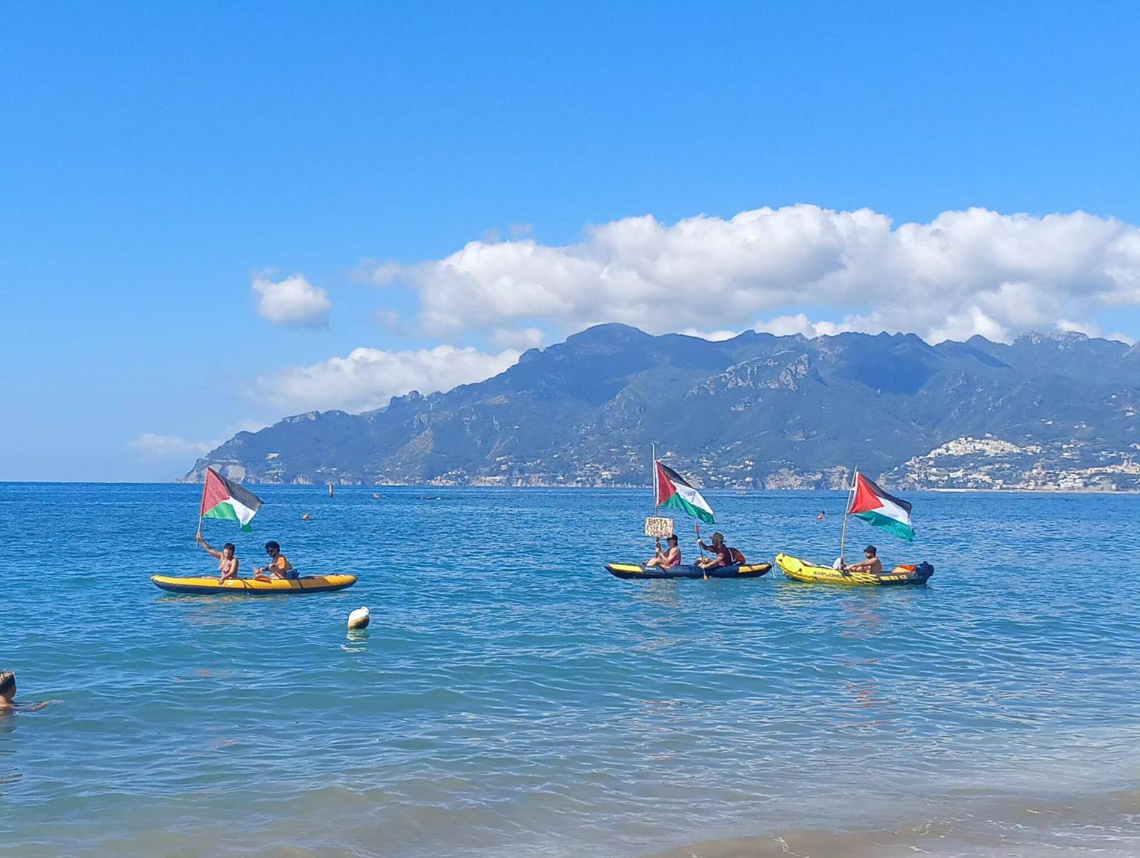 Salerno, canoe e pedalò con la bandiera palestinese al porticciolo di Pastena