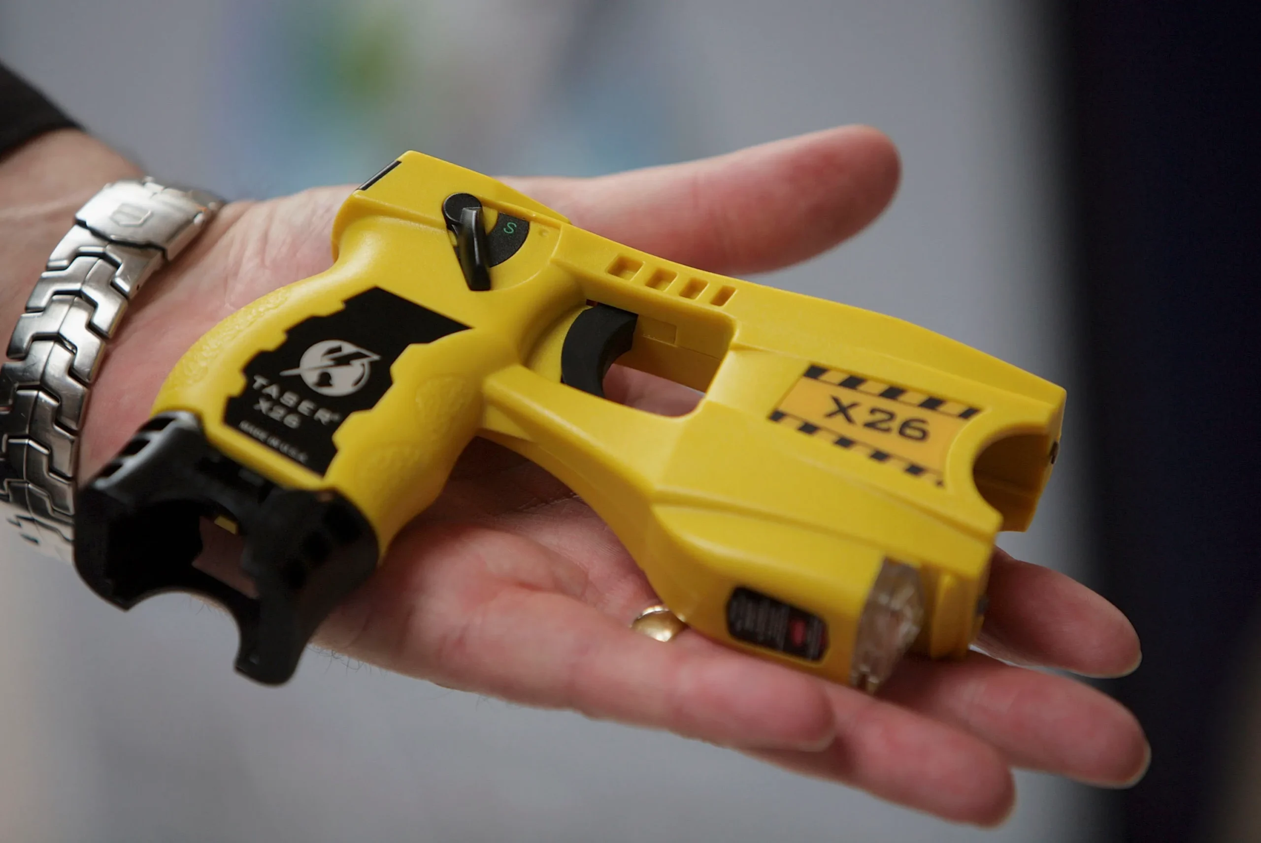 Morto dopo intervento polizia con taser, la madre di Claudio : «Voglio giustizia, non vendetta»