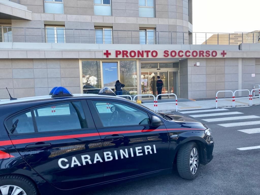 Roccadaspide, caos al pronto soccorso: 52enne arrestato dopo l’aggressione a medici e infermieri
