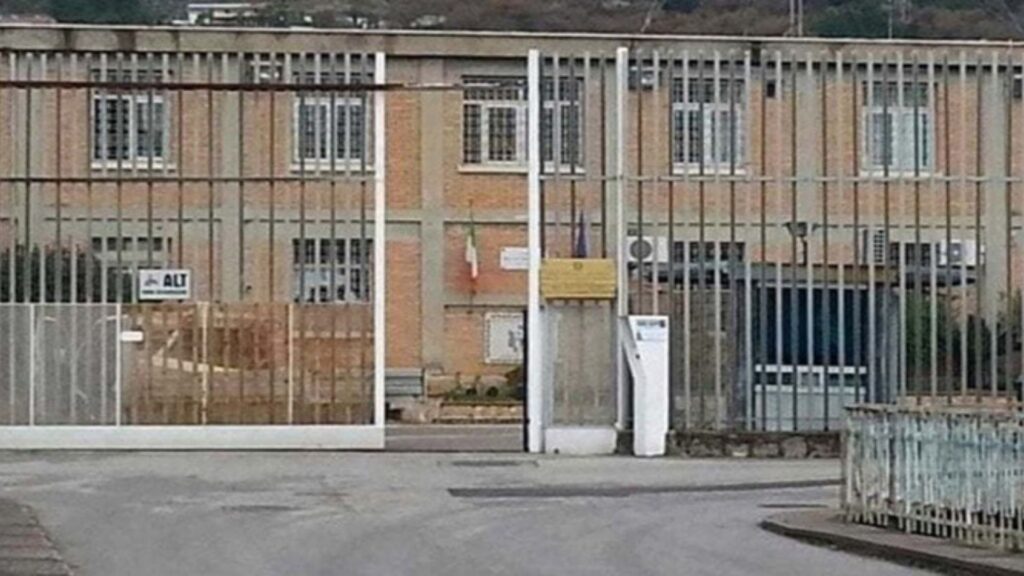 Detenuto per l’omicidio del panettiere di Sarno si fotografa in cella, sindacato: dalle carceri uso disinvolto dei telefonini
