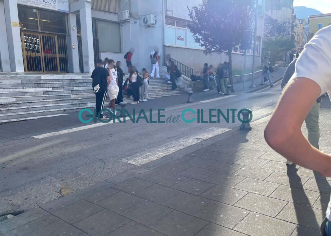 Vallo della Lucania, pullman in ritardo: porte chiuse al Cenni-Marconi e studenti lasciati fuori scuola