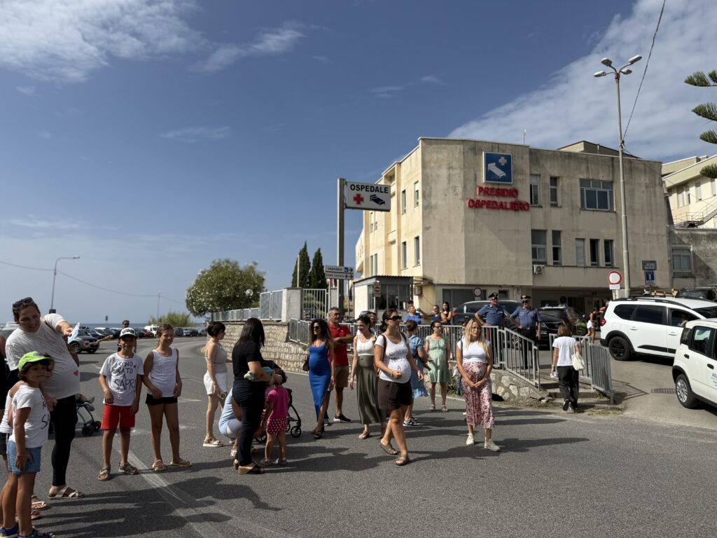 «Se non a Sapri, partoriremo a Lagonegro». La protesta delle mamme del Golfo di Policastro contro la chiusura del punto nascita