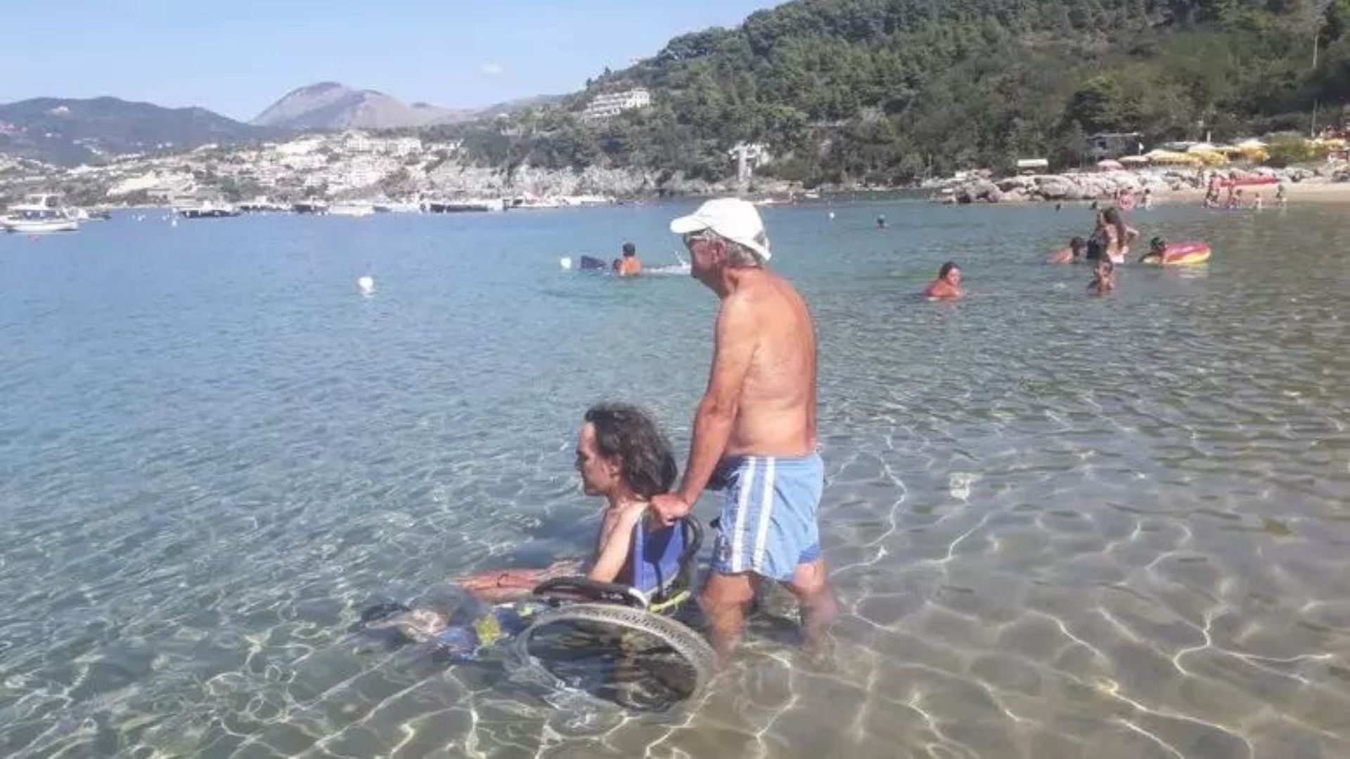 Palinuro, spiaggia accessibile fino a settembre: la battaglia vinta per i diritti dei disabili