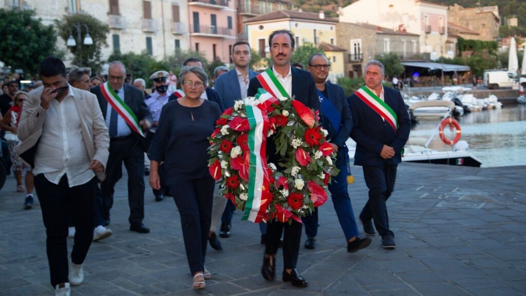 «Angelo è qui, sempre»: Pollica commemora Vassallo a 15 anni dalla scomparsa