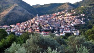 Tragedia durante la messa a Sassano: uomo muore improvvisamente, inutili i soccorsi