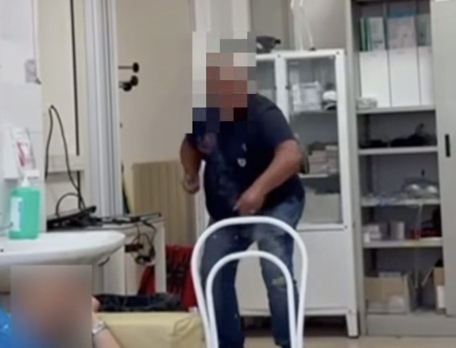Palinuro, medico lancia petardo: dopo la sospensione il web si divide