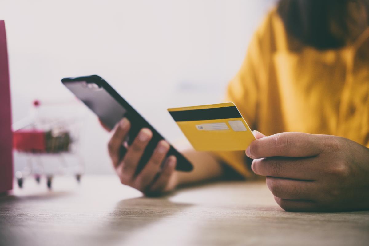 Furto di portafogli, ladro incastrato dalle telecamere mentre tenta il colpo al bancomat