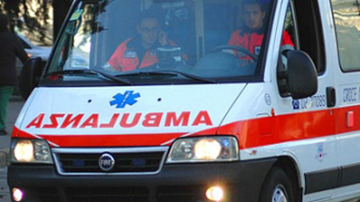 Disabile in carrozzina accoltellato in strada: trasportato in ospedale