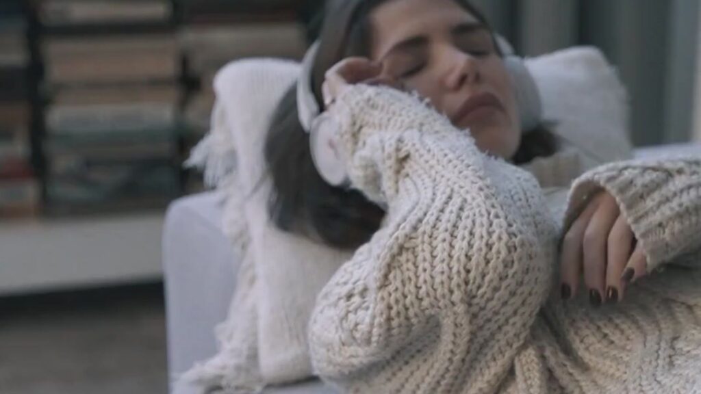 Genitori “elicottero”: così crescono ansia e senso di inadeguatezza nei ragazzi