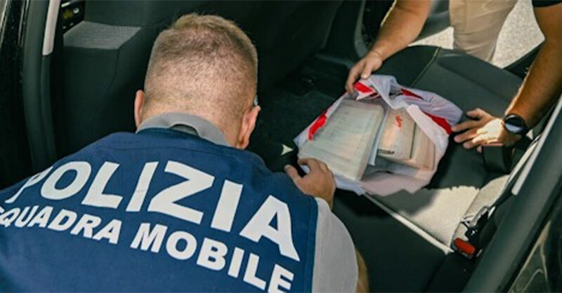 Viaggiavano con 3 chili di cocaina, pistola e proiettili: tre arresti lungo l’A2