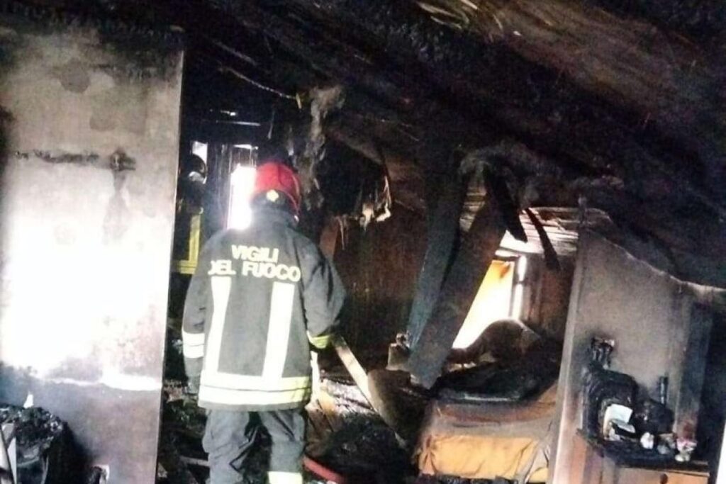 Scoppia un incendio all’interno di un’abitazione di Ispani: rogo partito da asciugatrice