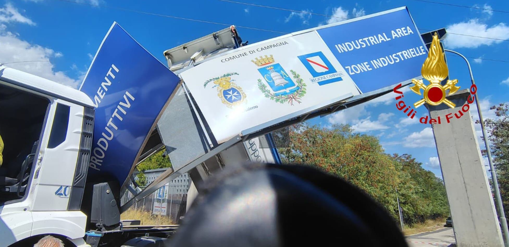 Campagna, mezzo pesante urta e danneggia la segnaletica