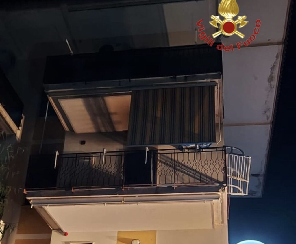 Ascea, incendio nella notte: distrutto un appartamento a Velia