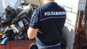 Discarica abusiva: sequestrata area di 1.300 metri quadrati con carcasse d’auto e rifiuti pericolosi