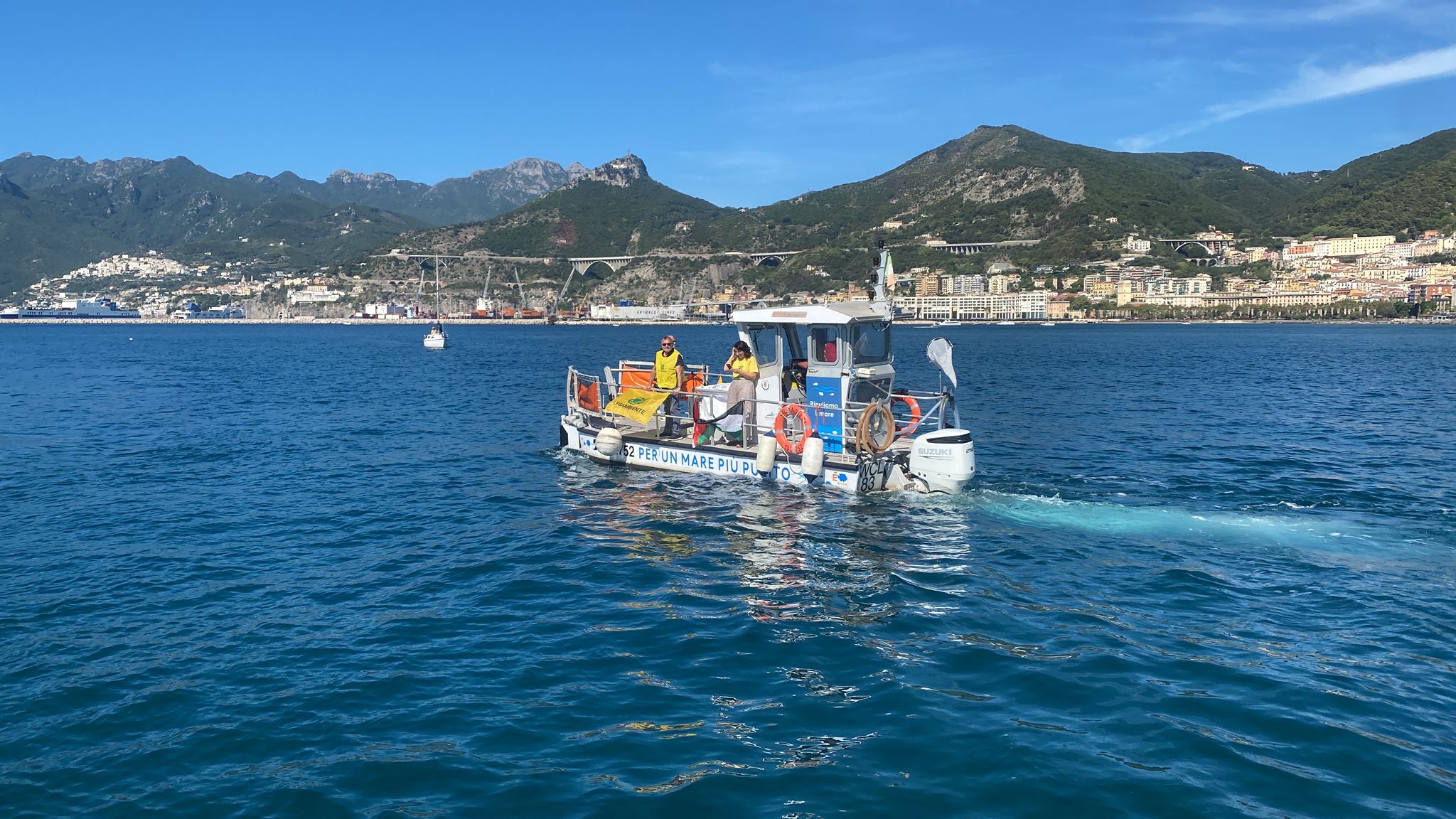 Salerno, mare pulito diventa messaggio di pace: Assomare Italia e Fenailp Turismo con Legambiente