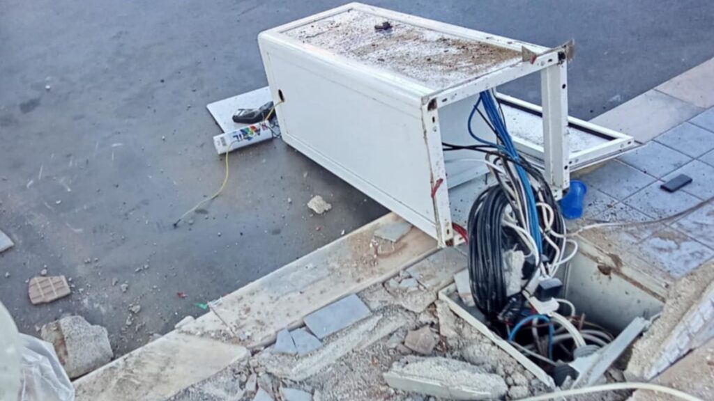 Colpo nella notte a Polla: ladri sradicano la cassa del self service di un distributore
