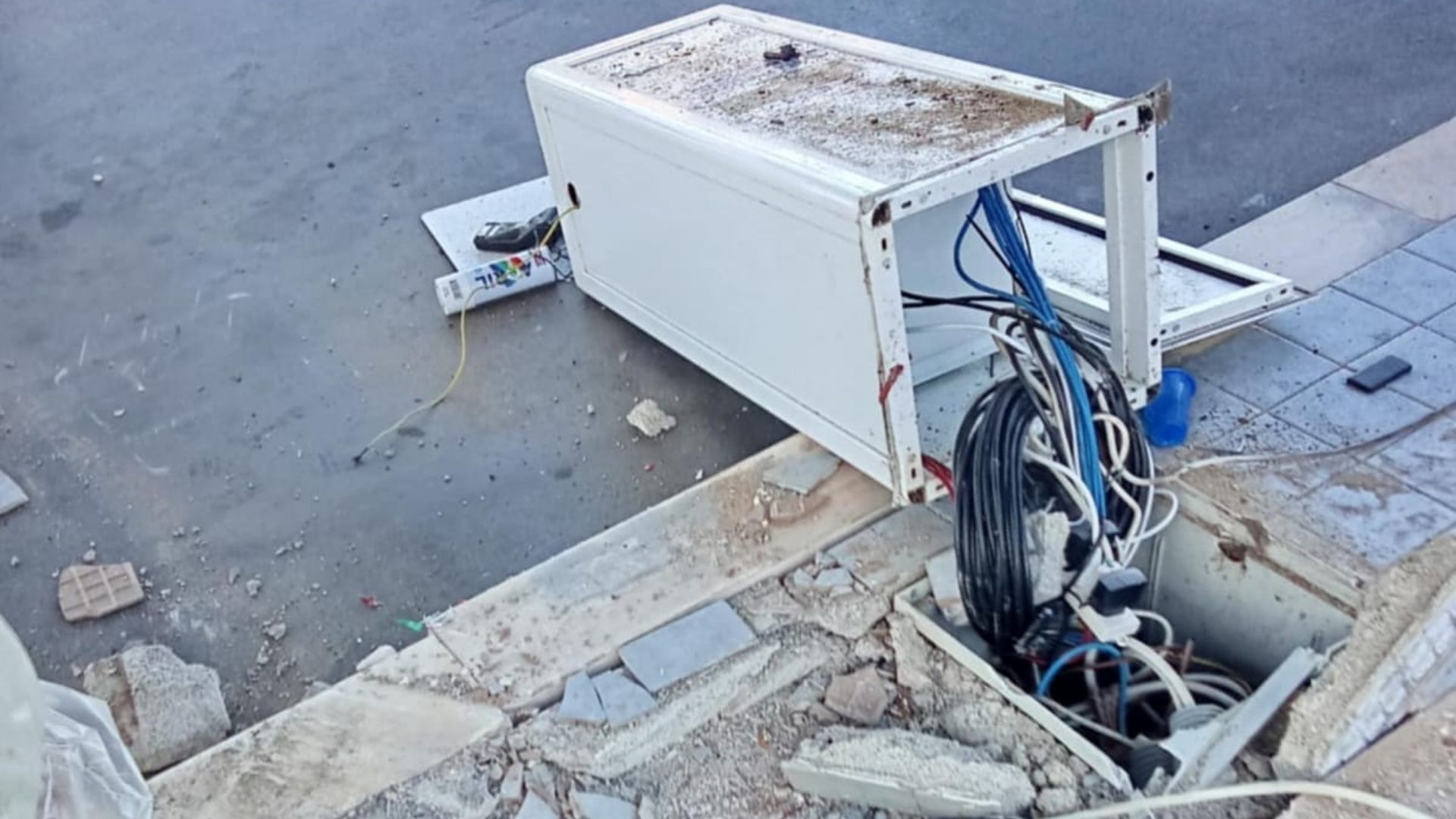 Colpo nella notte a Polla: ladri sradicano la cassa del self service di un distributore