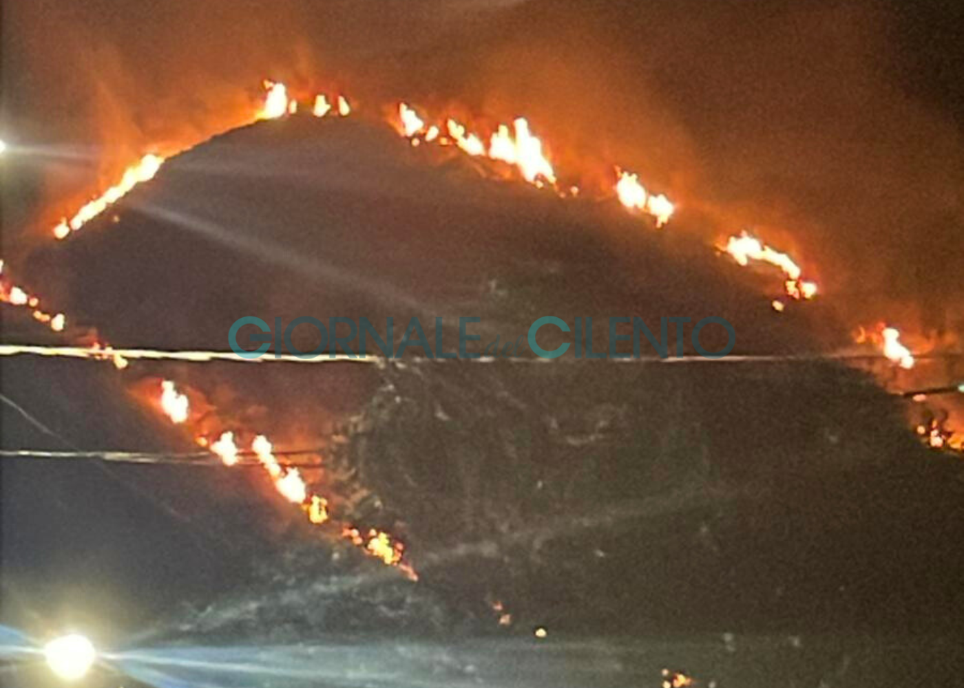 Incendio a San Severino di Centola: fiamme divorano la collina