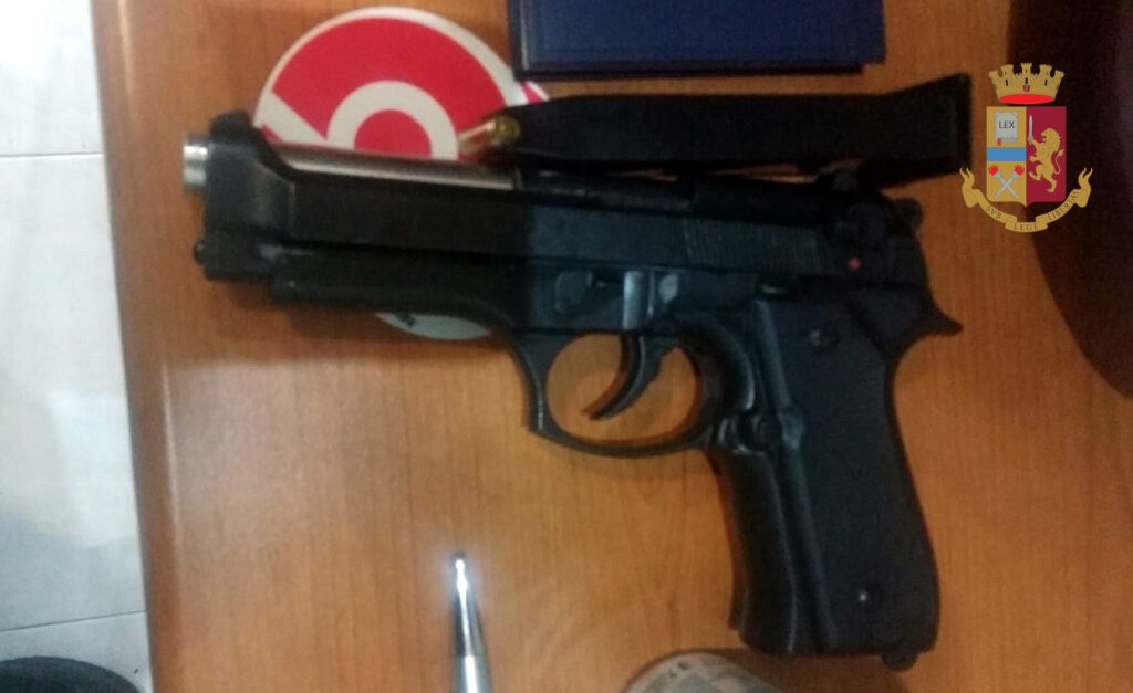 Roccadaspide, 57enne arrestata: in casa un arsenale di armi e una pistola con matricola abrasa