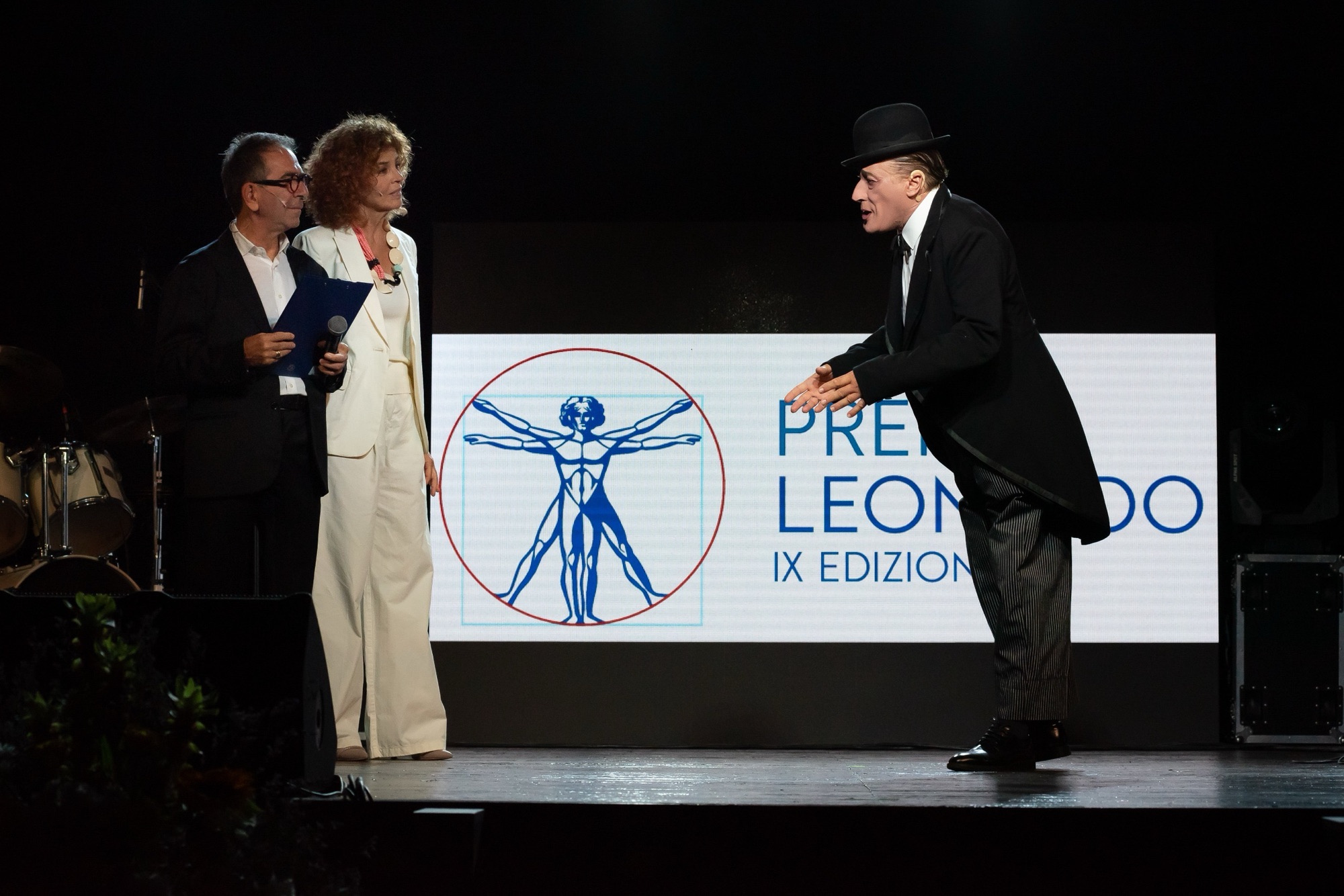 Premio Leonardo 2025, il sosia di Totò incanta l’Auditorium del Centro Sociale di Salerno