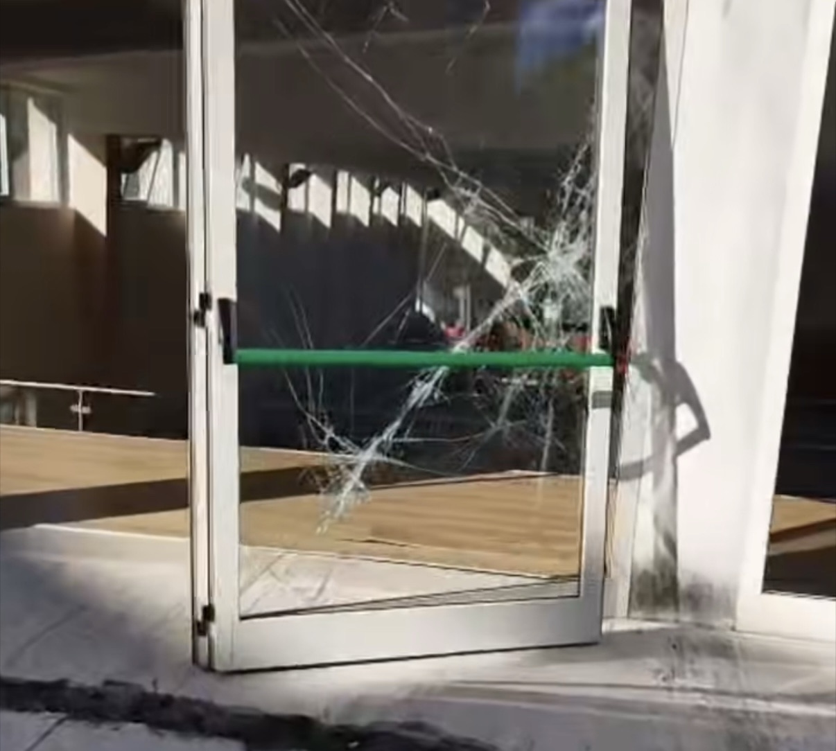 Vandali nella notte alla palestra comunale di Sassano: danni a porta e infissi