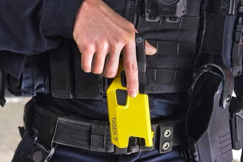 Salernitano muore dopo essere stato colpito da taser: indaga la Procura