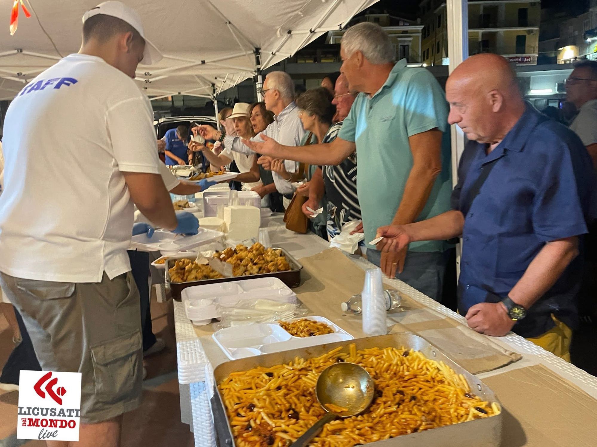 Marina di Camerota, successo per “Morsi & Sorsi”: piazzetta del Porto gremita tra frittura di paranza e musica
