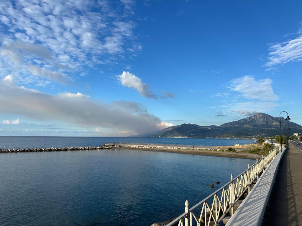 Camerota, rogo quasi spento dopo 18 ore. Si fa la conta dei danni: disastro ambientale