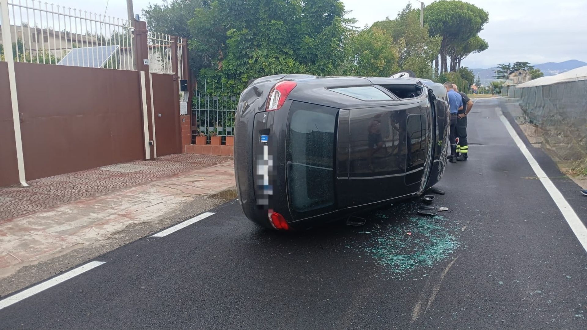 Pontecagnano, auto si ribalta in via Mare Mediterraneo: ferito un 35enne