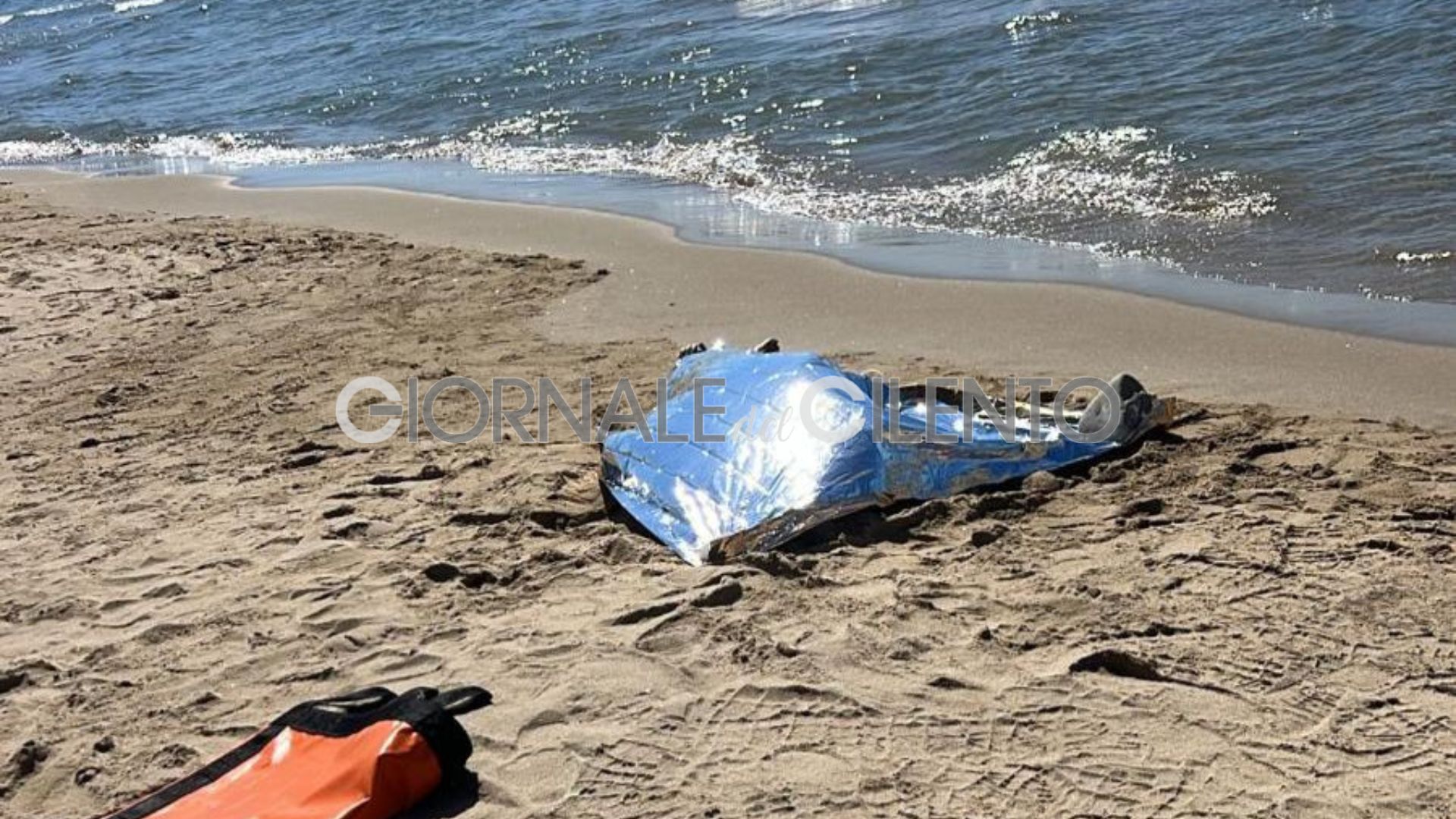 Malore in spiaggia ad Acciaroli, muore turista 80enne di Cava de’ Tirreni