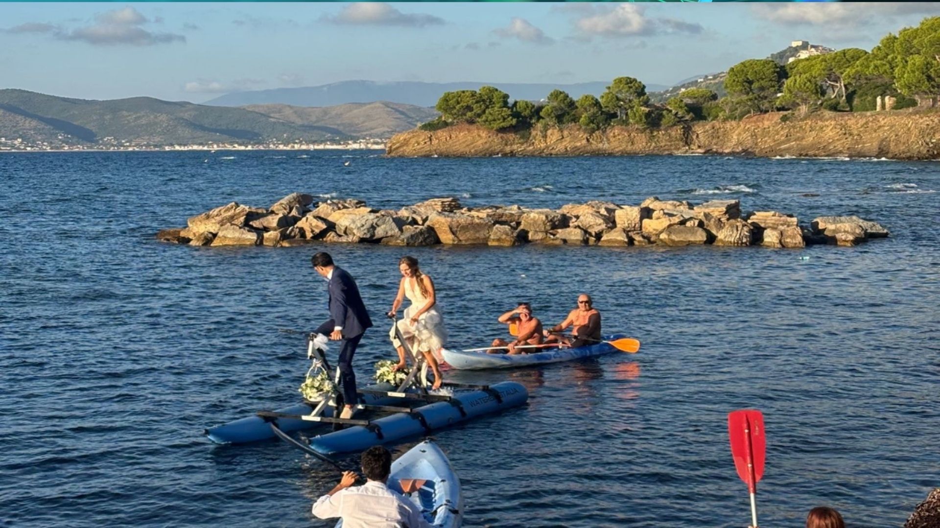 Canoe, kayak e waterbike: così una giovane coppia festeggia il fatidico «sì»
