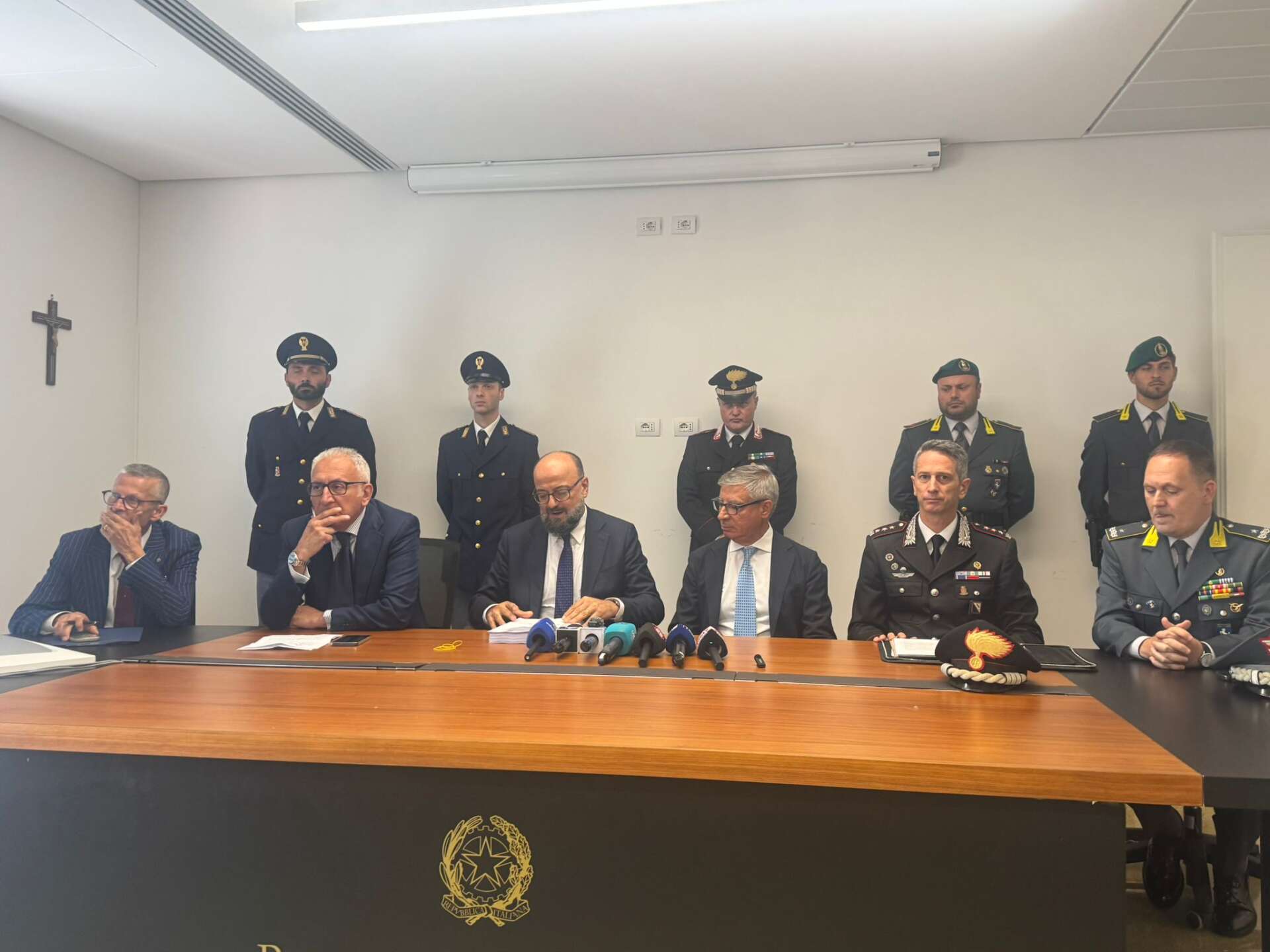 Droga da mezzo mondo, armi da guerra, pizzo e furti di auto: 70 in carcere del clan Fezza-De Vivo