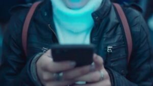Ue, la stretta: niente social sotto i 13 anni, fino ai 15 con il controllo dei genitori