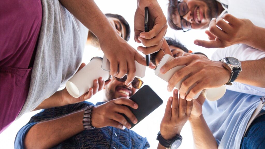 No ai cellulari e bocciatura con 5 in condotta: la svolta educativa di Valditara piace a Salerno