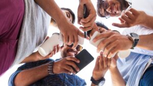 Stop ai social per i minori? La nuova tendenza europea