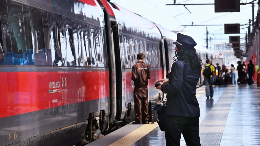 Furti sul treno regionale per Napoli: tre cellulari recuperati dalla polfer, denunciato un giovane