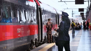 Furti sul treno regionale per Napoli: tre cellulari recuperati dalla polfer, denunciato un giovane