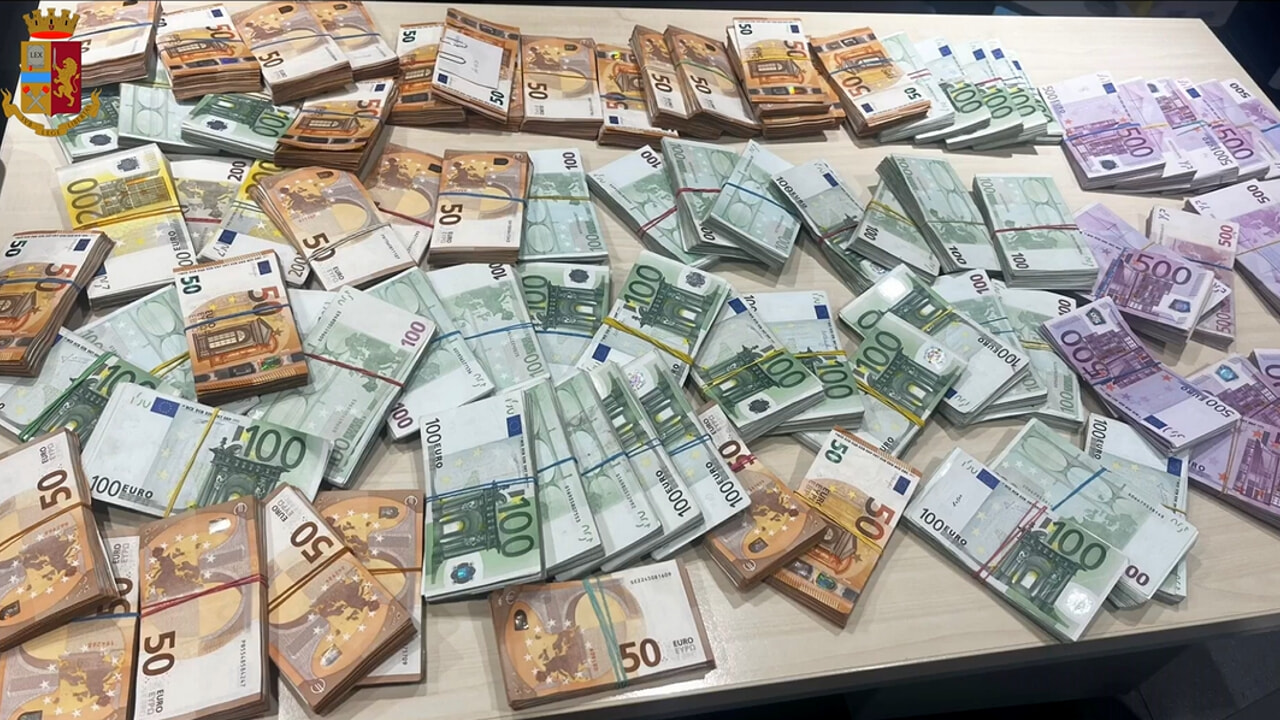Fermato salernitano con 262 grammi di marijuana, in casa aveva 66mila euro